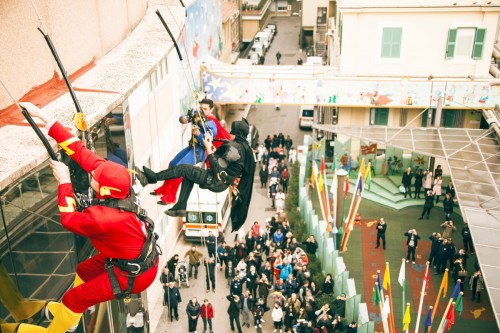 SUPEREROI ACROBATICI OSPEDALE PEDIATRICO INIZIATIVA BAMBINI